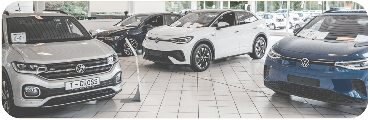 Verkaufsfläche vom Autohaus Moll, verschiedene VW Modelle