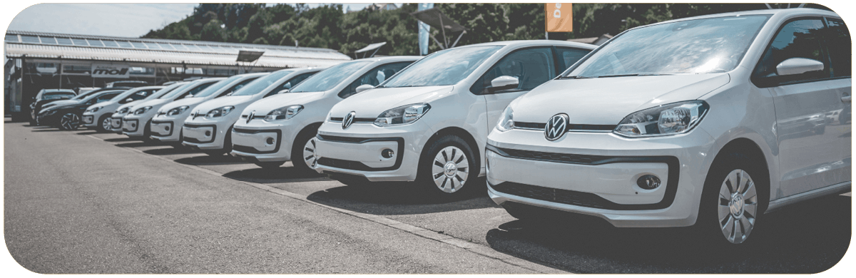 weiße VW UP nebeneinander am Parkplatz