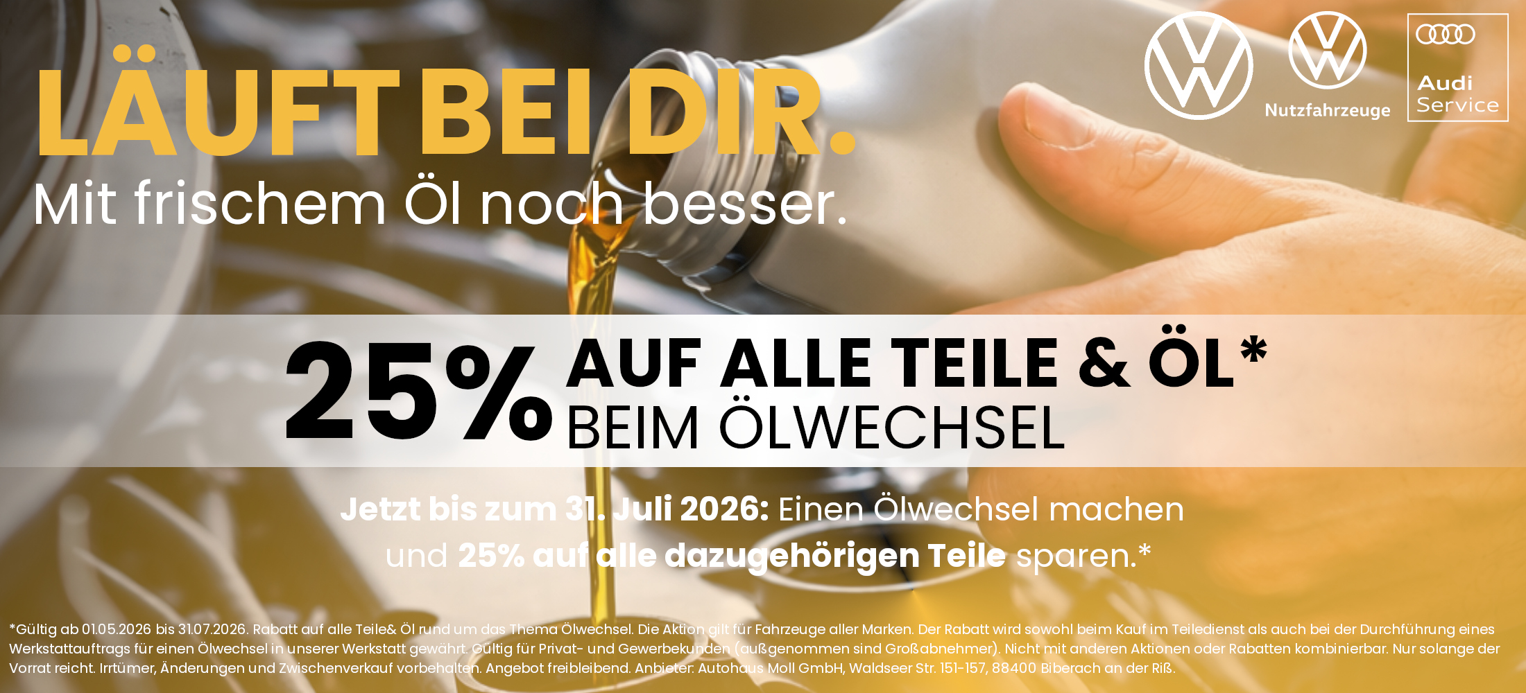 Werkstatt-Szene: Motor&ouml;l wird eingef&uuml;llt