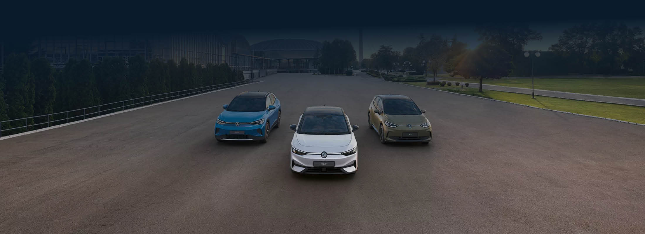 Drei moderne Elektrofahrzeuge von Volkswagen stehe