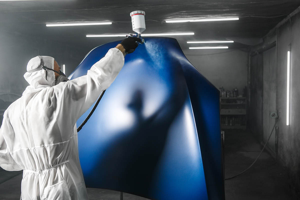 Lackierer beim sprühen